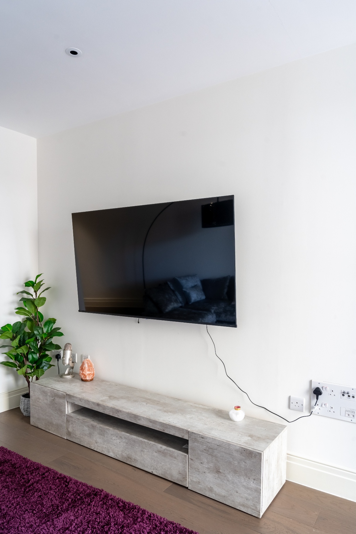 Modern One-Bedroom Apartment interior 15
